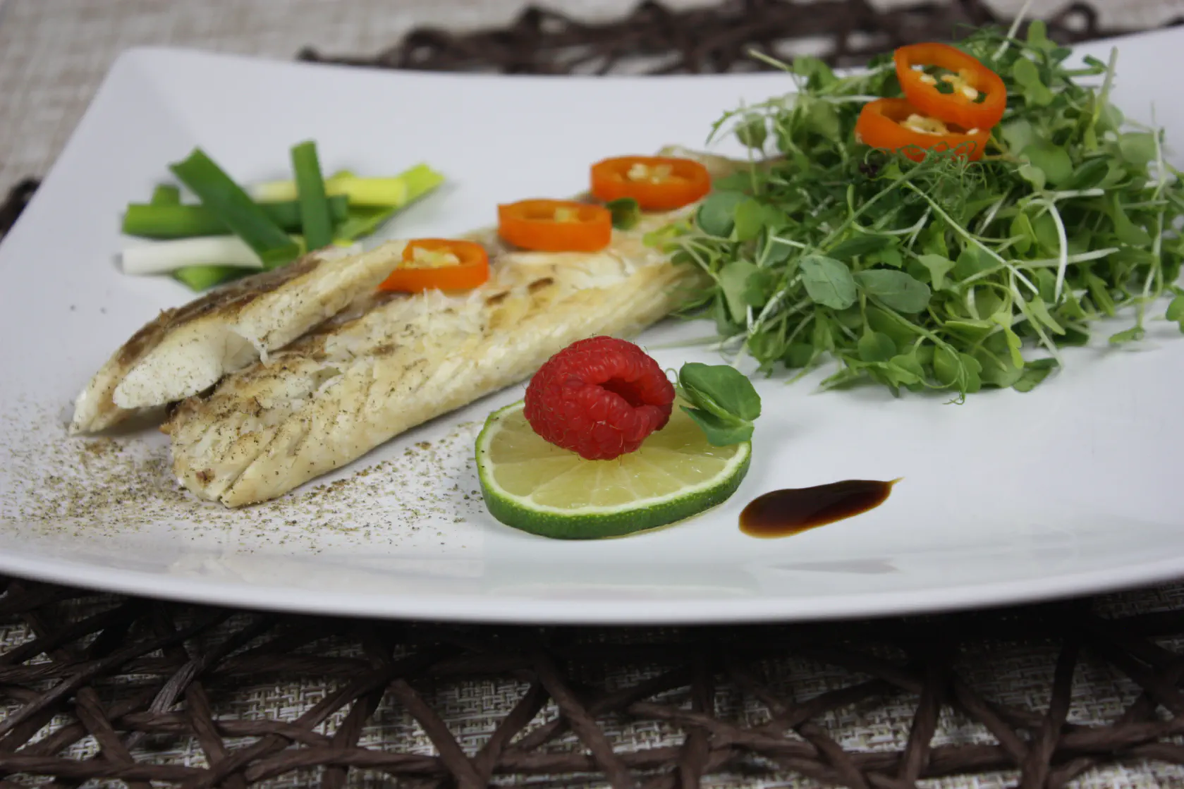 Biban de mare cu salata de microplante